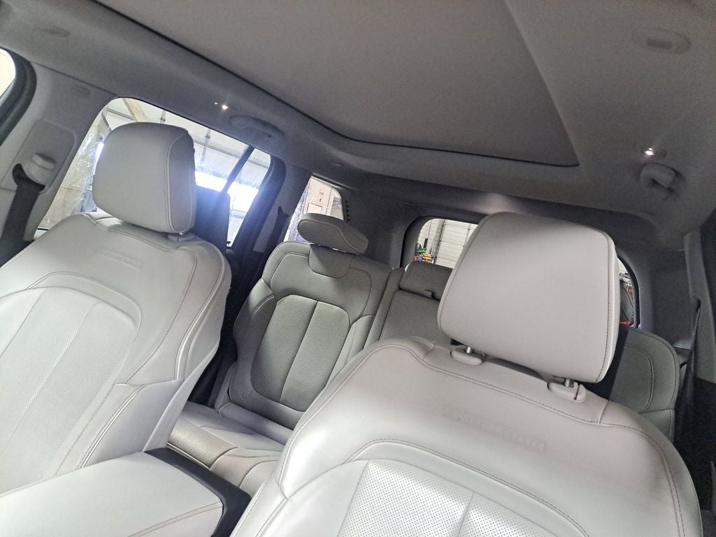 2023 Jeep Grand Cherokee Overland w/Rear Seat Video Pkg
