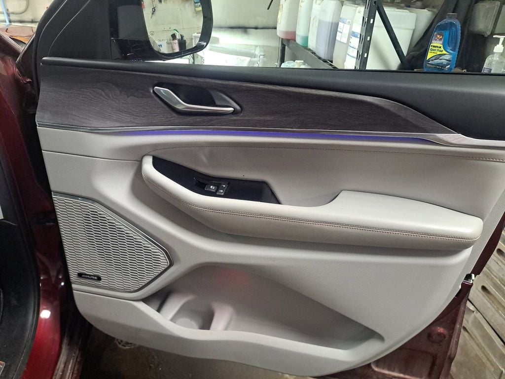2023 Jeep Grand Cherokee Overland w/Rear Seat Video Pkg