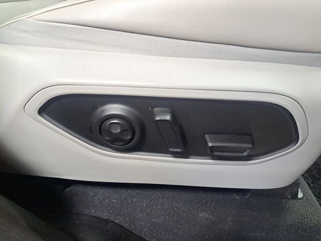 2023 Jeep Grand Cherokee Overland w/Rear Seat Video Pkg