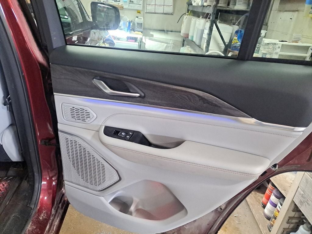 2023 Jeep Grand Cherokee Overland w/Rear Seat Video Pkg