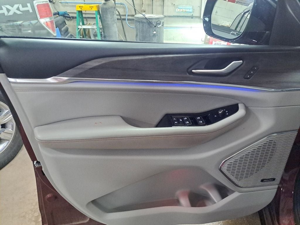 2023 Jeep Grand Cherokee Overland w/Rear Seat Video Pkg