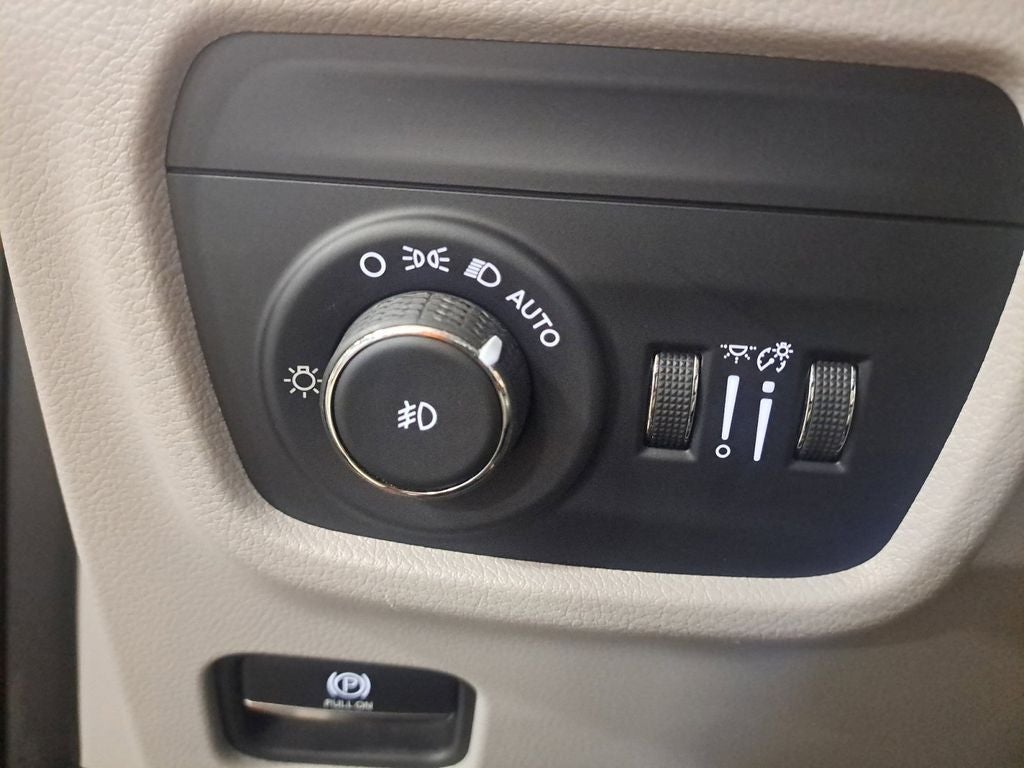 2023 Jeep Grand Cherokee Overland w/Rear Seat Video Pkg