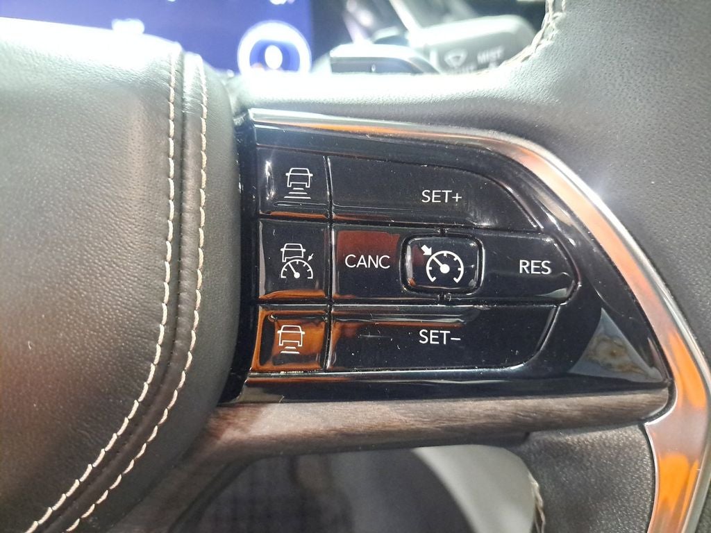 2023 Jeep Grand Cherokee Overland w/Rear Seat Video Pkg