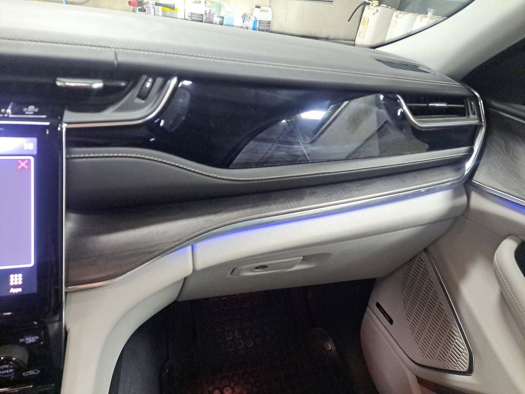 2023 Jeep Grand Cherokee Overland w/Rear Seat Video Pkg