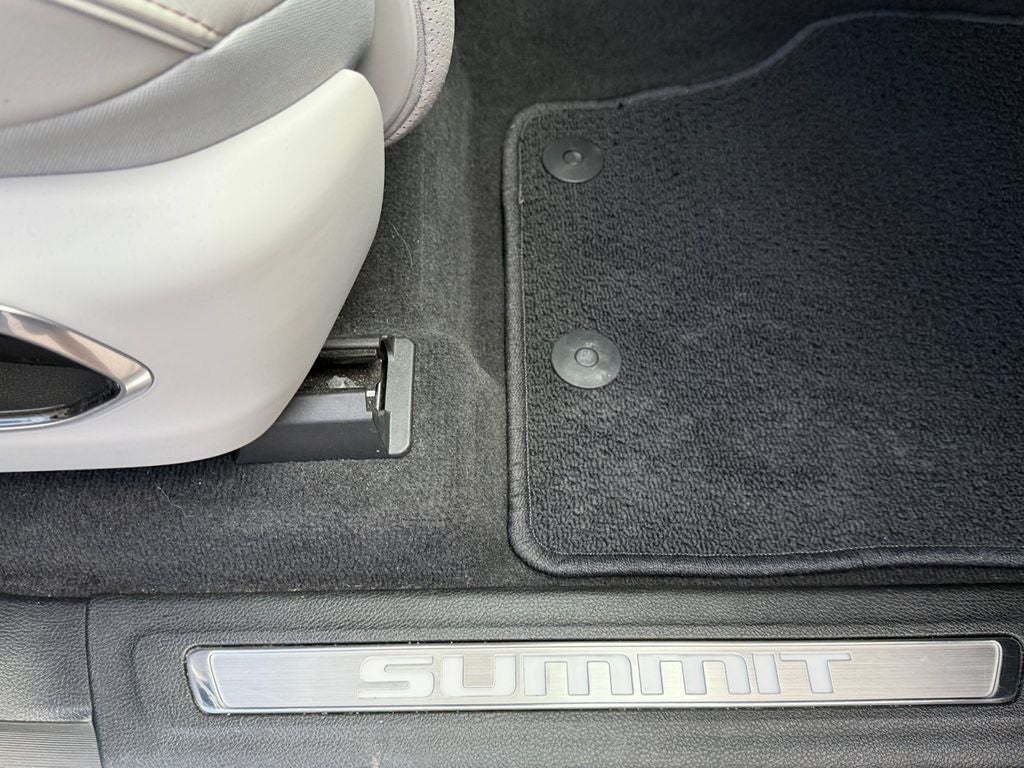 2022 Jeep Grand Cherokee L Summit w/Tech & Luxury Pkgs