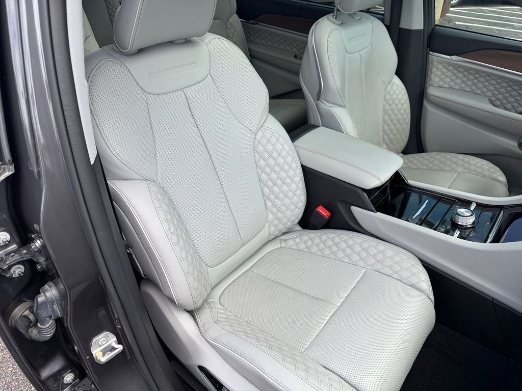 2022 Jeep Grand Cherokee L Summit w/Tech & Luxury Pkgs