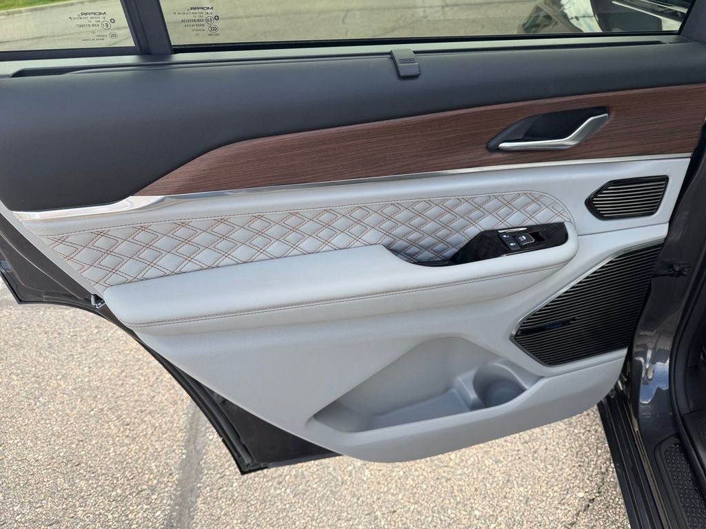 2022 Jeep Grand Cherokee L Summit w/Tech & Luxury Pkgs