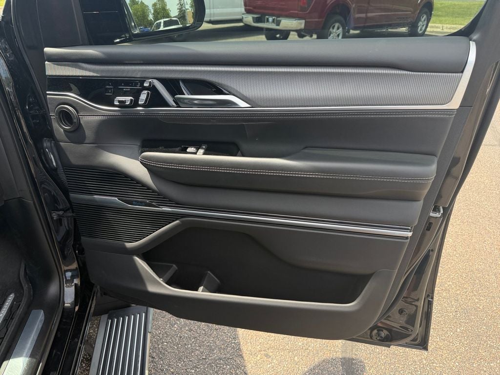 2023 Jeep Grand Wagoneer Series II w/Massaging Front Seats & 3 Panel Sun Ro