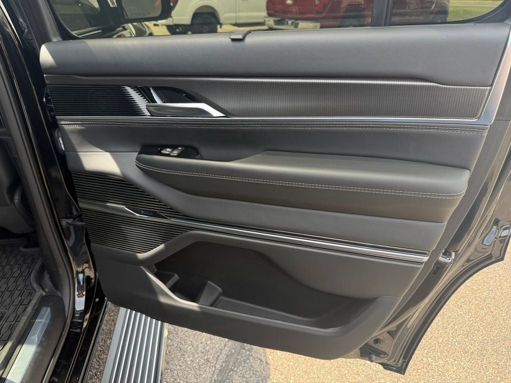 2023 Jeep Grand Wagoneer Series II w/Massaging Front Seats & 3 Panel Sun Ro