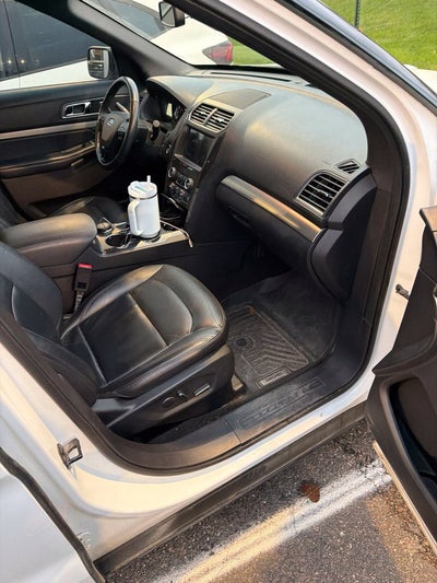 2018 Ford Explorer XLT w/Twin Panel Moon Roof