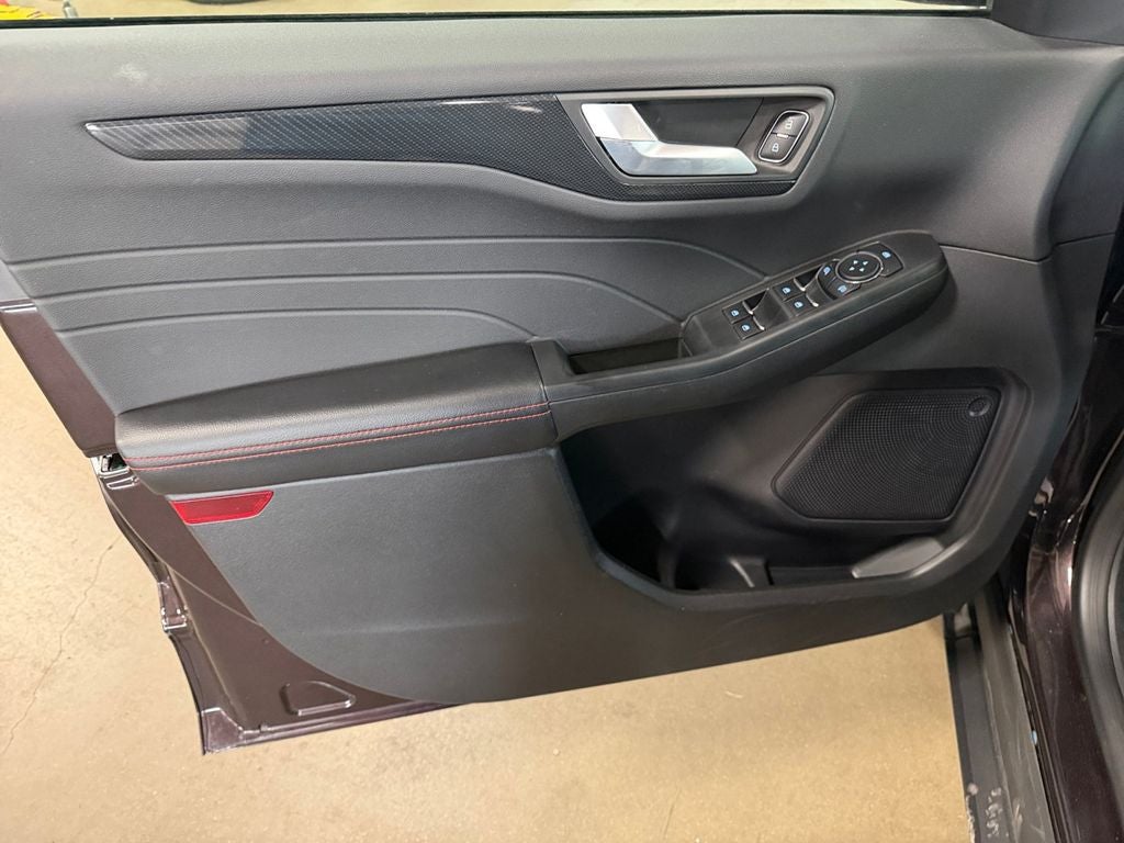 2023 Ford Escape ST-Line w/Cold Weather & Tech Pkg1