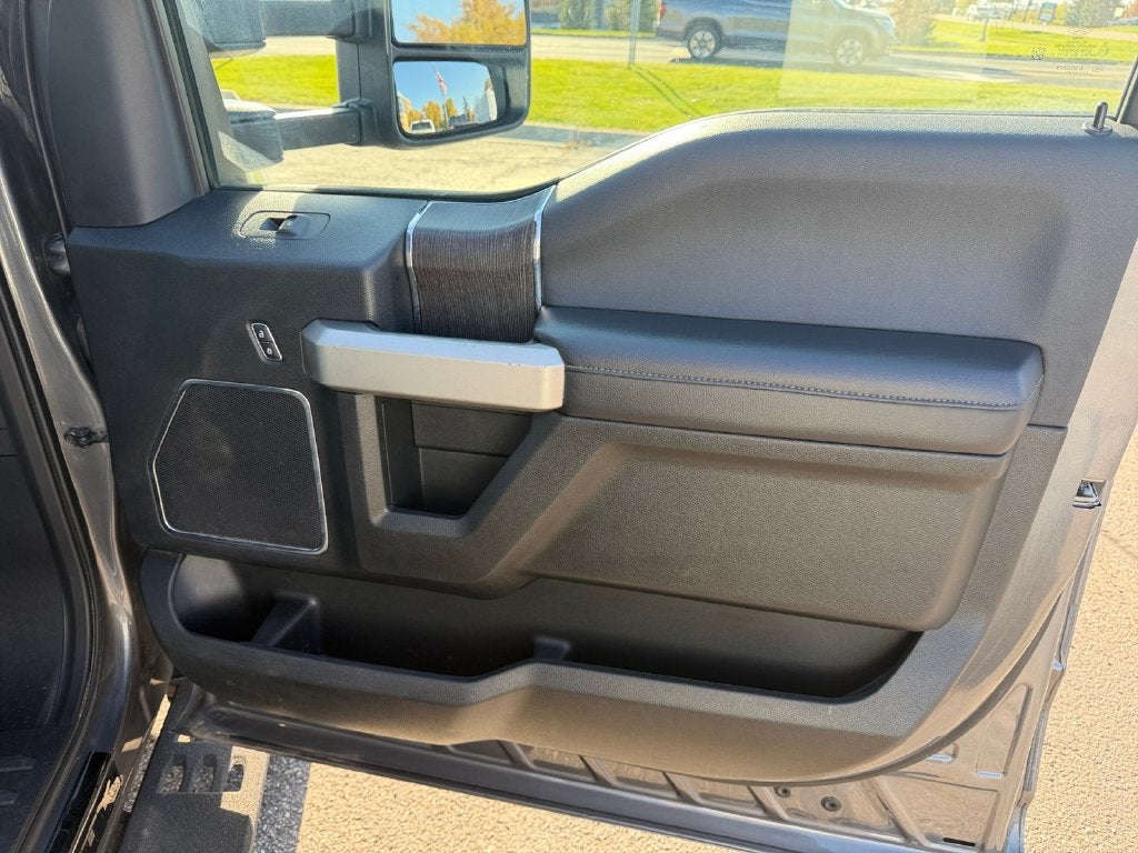 2021 Ford F-250SD Lariat w/Black Appearance & Tremor Off Road Pkgs