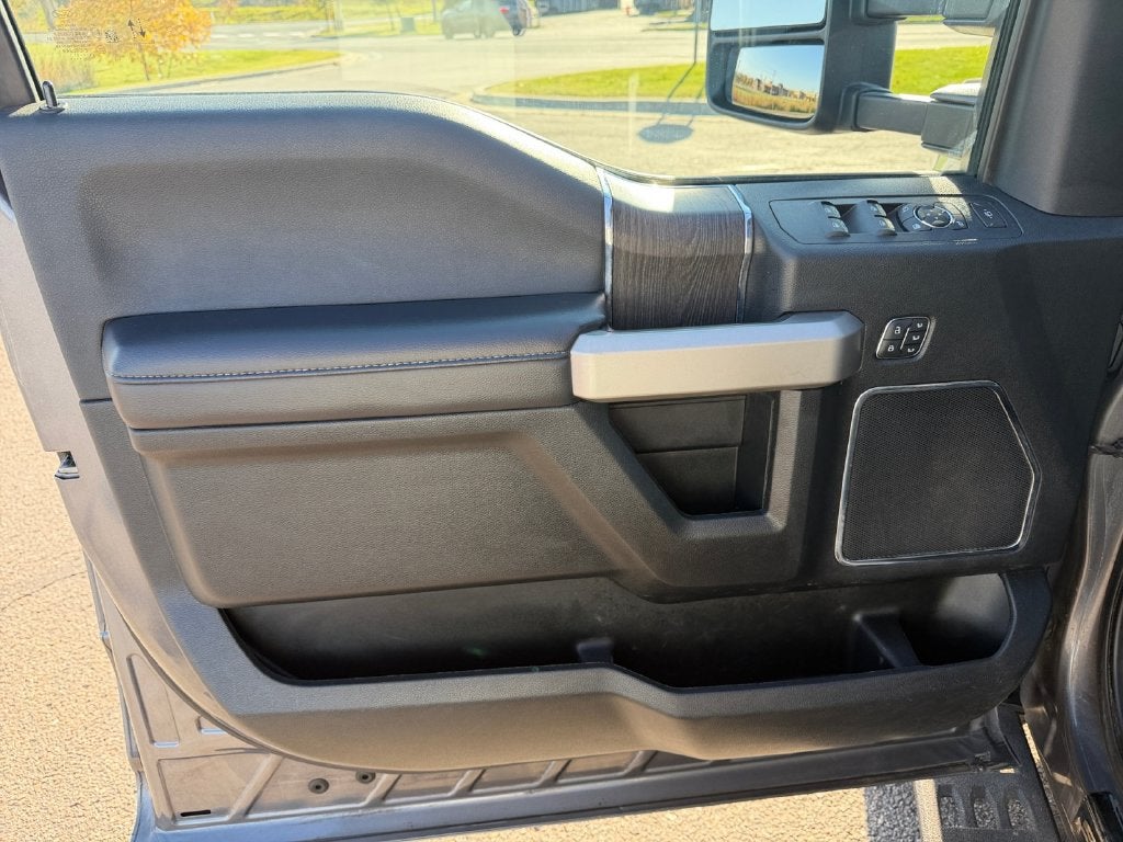 2021 Ford F-250SD Lariat w/Black Appearance & Tremor Off Road Pkgs