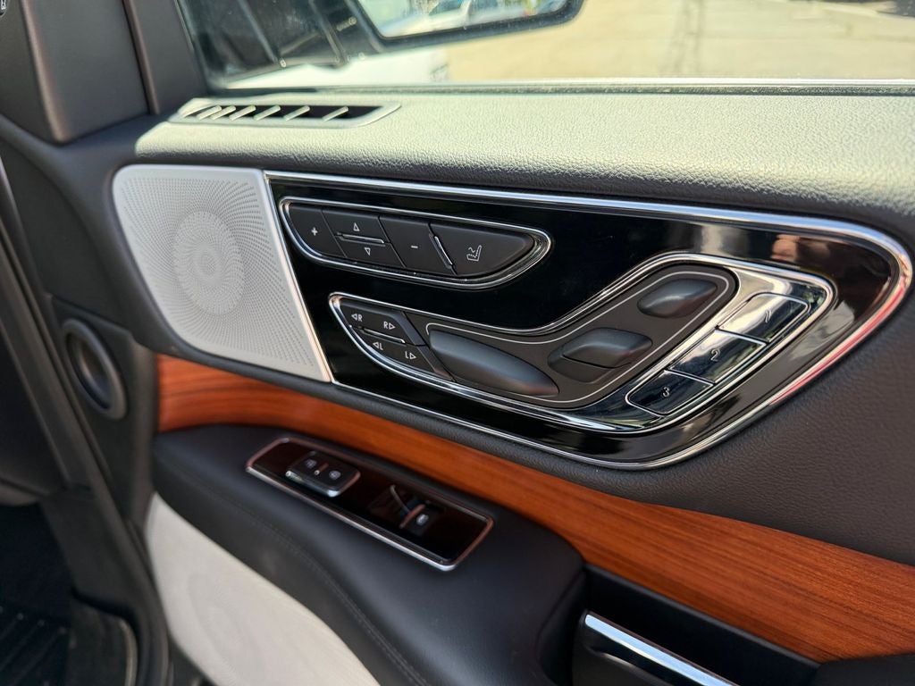 2019 Lincoln Navigator L Reserve w/HD Tow Pkg & Panoramic Roof