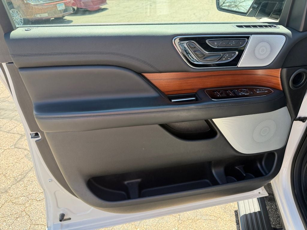 2019 Lincoln Navigator L Reserve w/HD Tow Pkg & Panoramic Roof