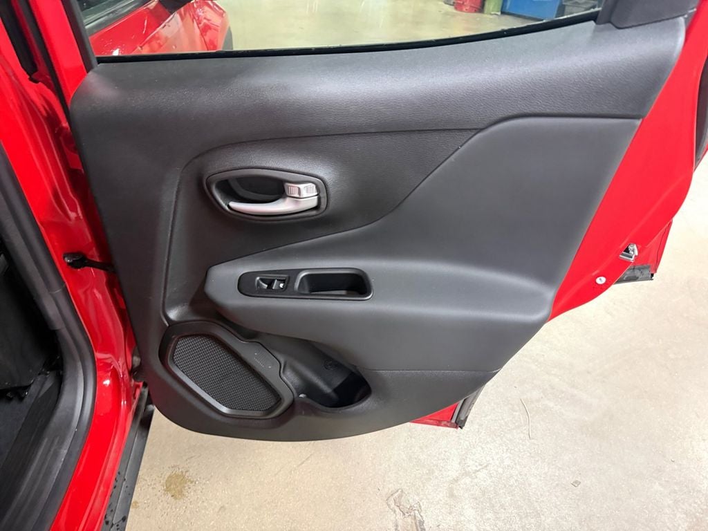 2023 Jeep Renegade Latitude w/Preferred Pkg