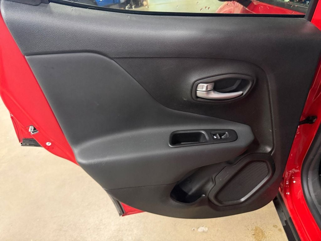 2023 Jeep Renegade Latitude w/Preferred Pkg