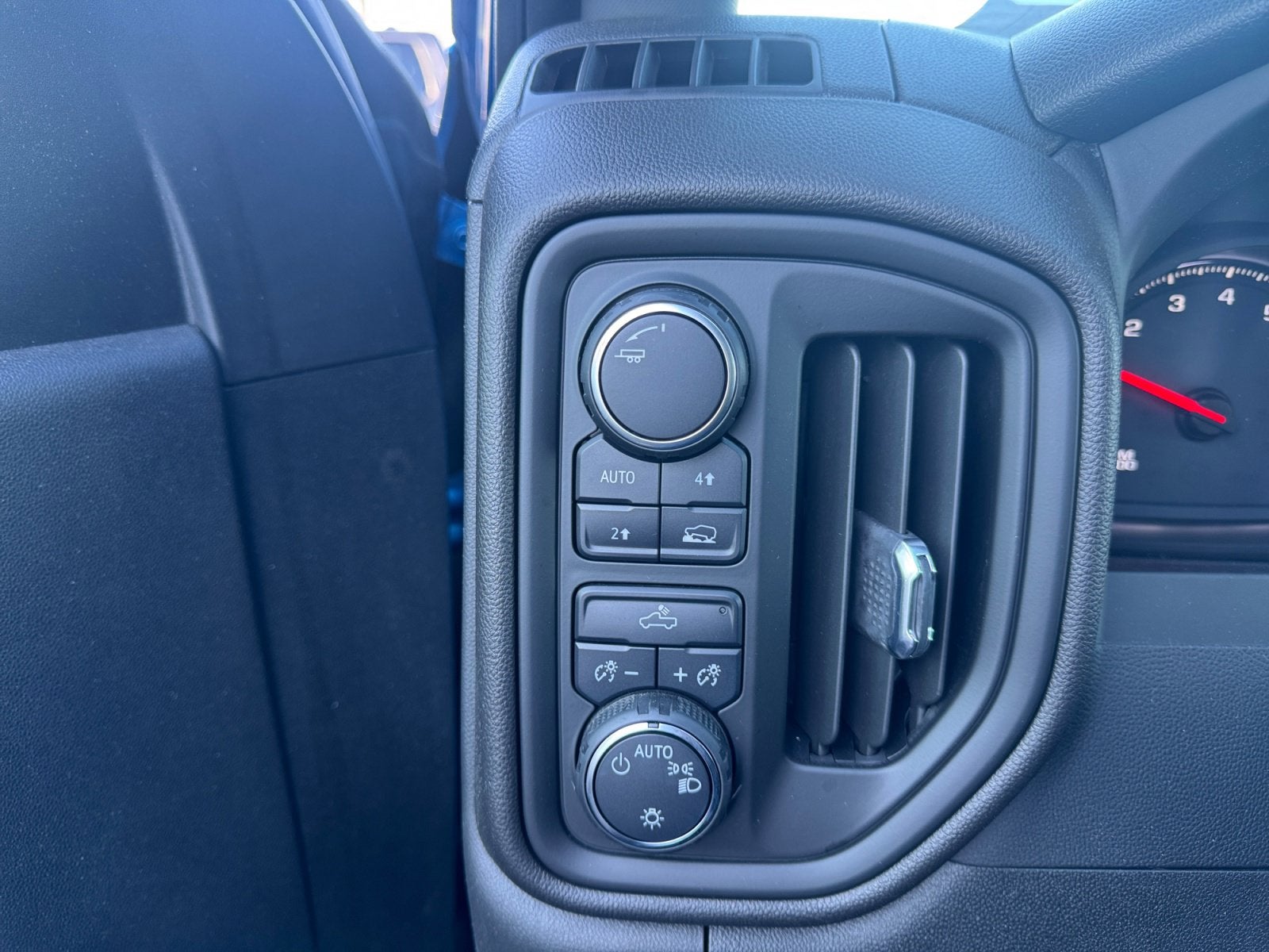 2023 Chevrolet Silverado 1500 4WD Double Cab Standard Bed Custom