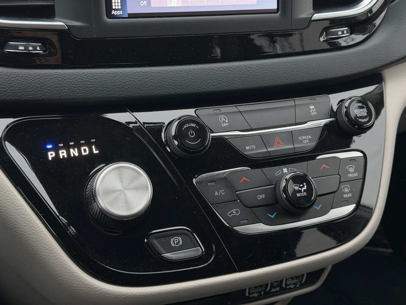 2022 Chrysler Voyager LX