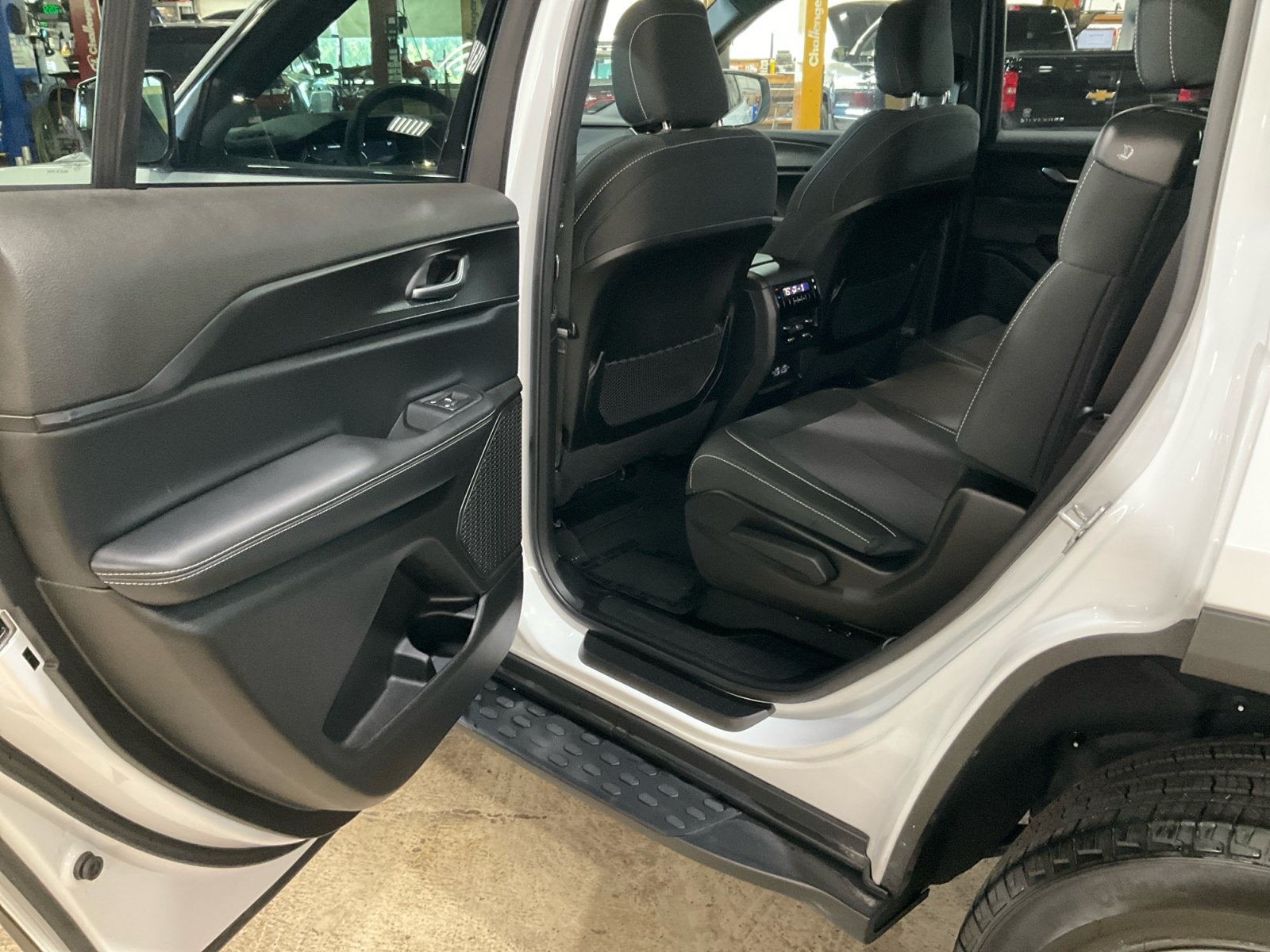 2025 Jeep Grand Cherokee L Laredo 4x4