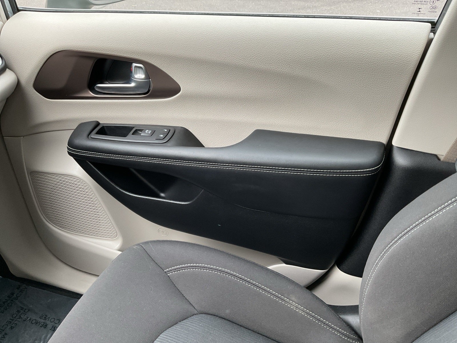 2022 Chrysler Voyager LX