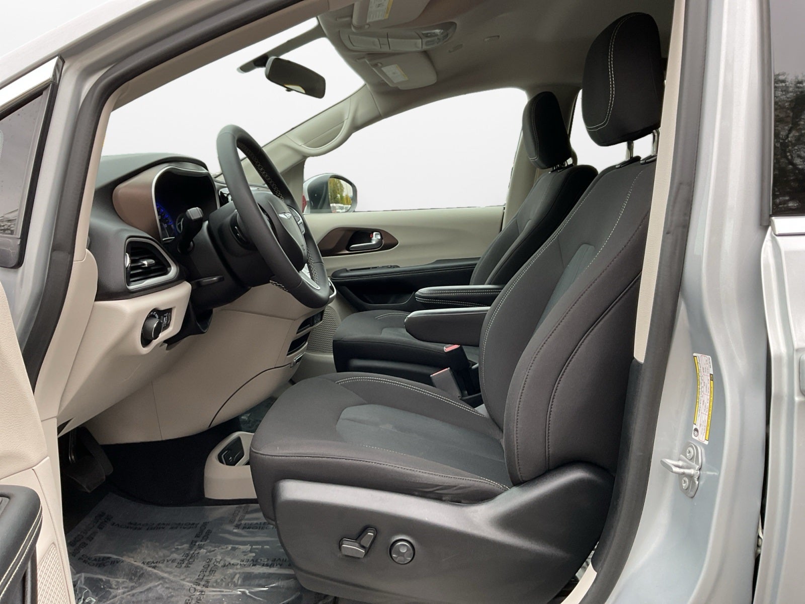 2022 Chrysler Voyager LX