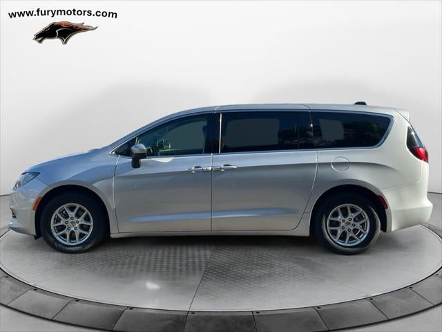 2022 Chrysler Voyager LX