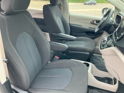 2024 Chrysler Voyager LX