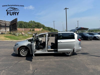 2022 Chrysler Voyager LX