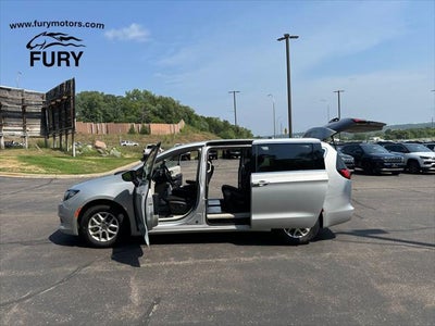 2022 Chrysler Voyager LX