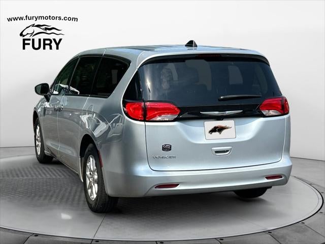 2022 Chrysler Voyager LX