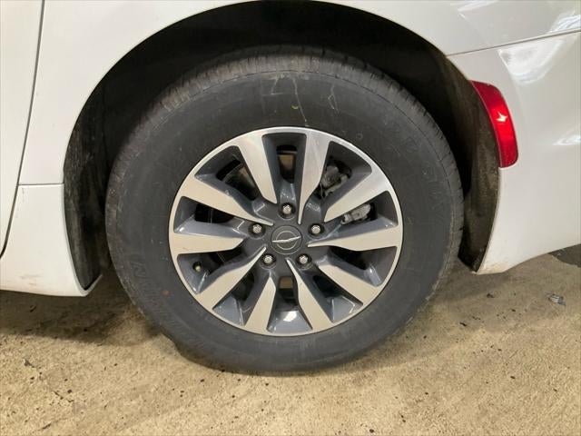 2024 Chrysler Pacifica Hybrid Select