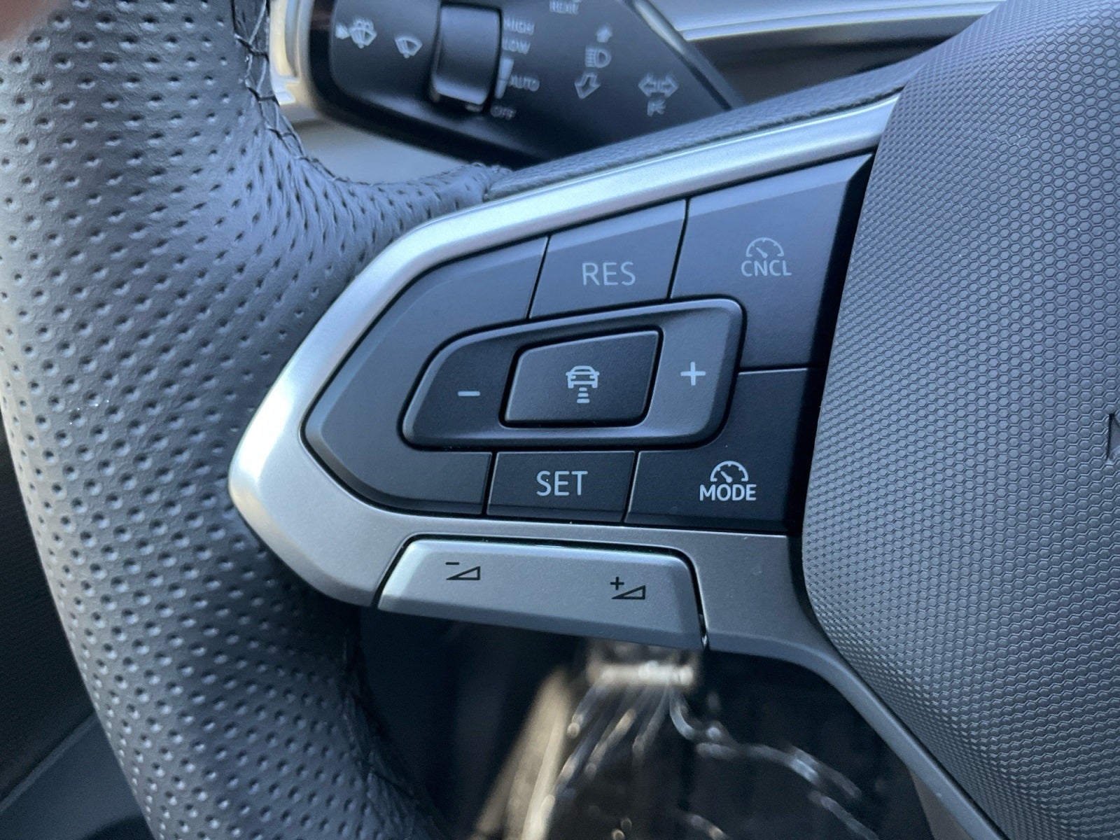 2025 Volkswagen Tiguan 2.0T SE R-Line Black